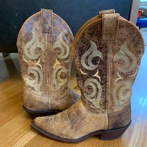 Beautiful Justin boots. Worn only a couple of times. Size 7 tan and brown